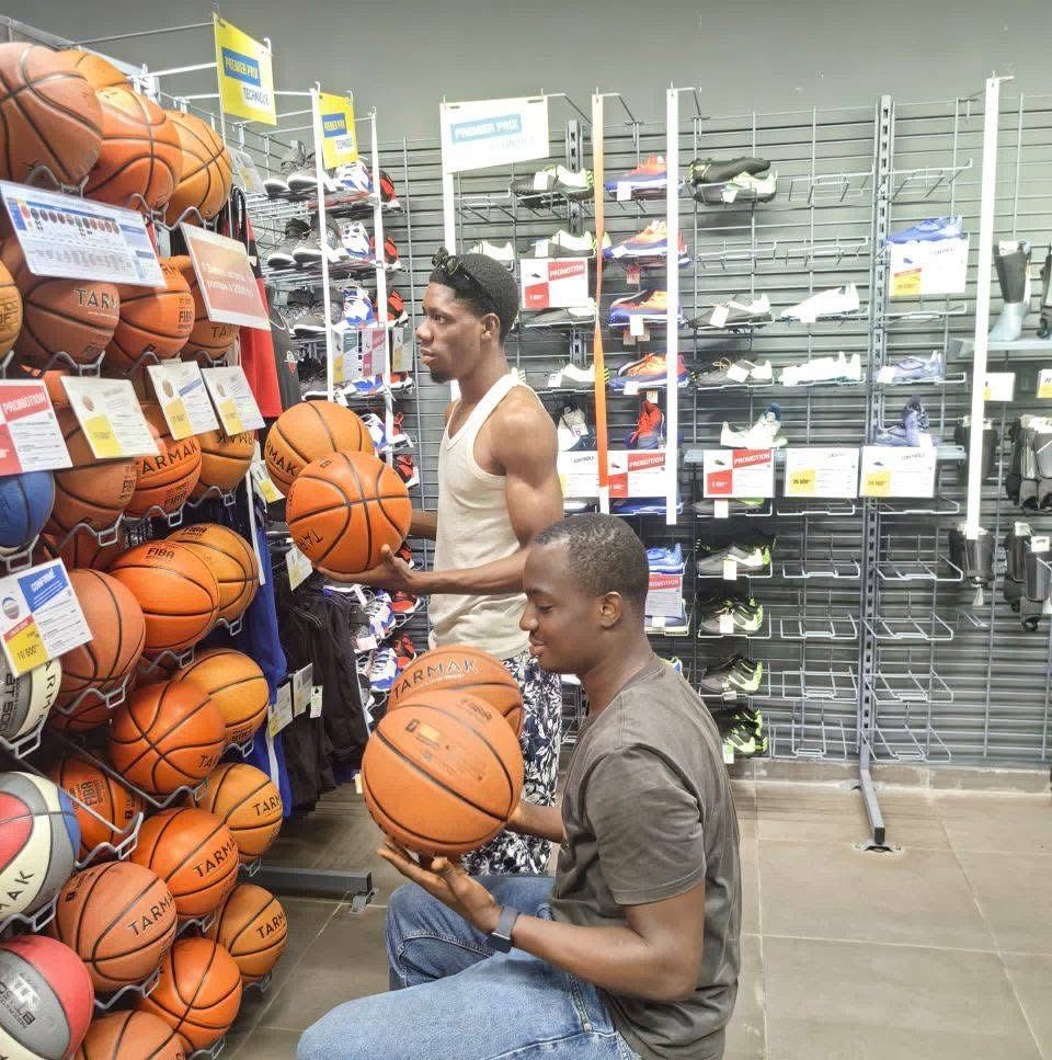 Choix d'un ballon de basket en magasin