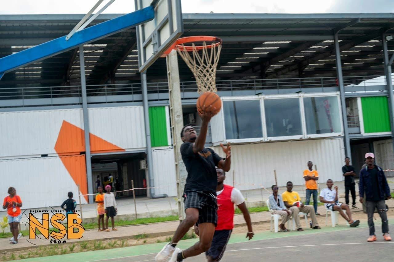 Dunk pendant un tournoi en plein air