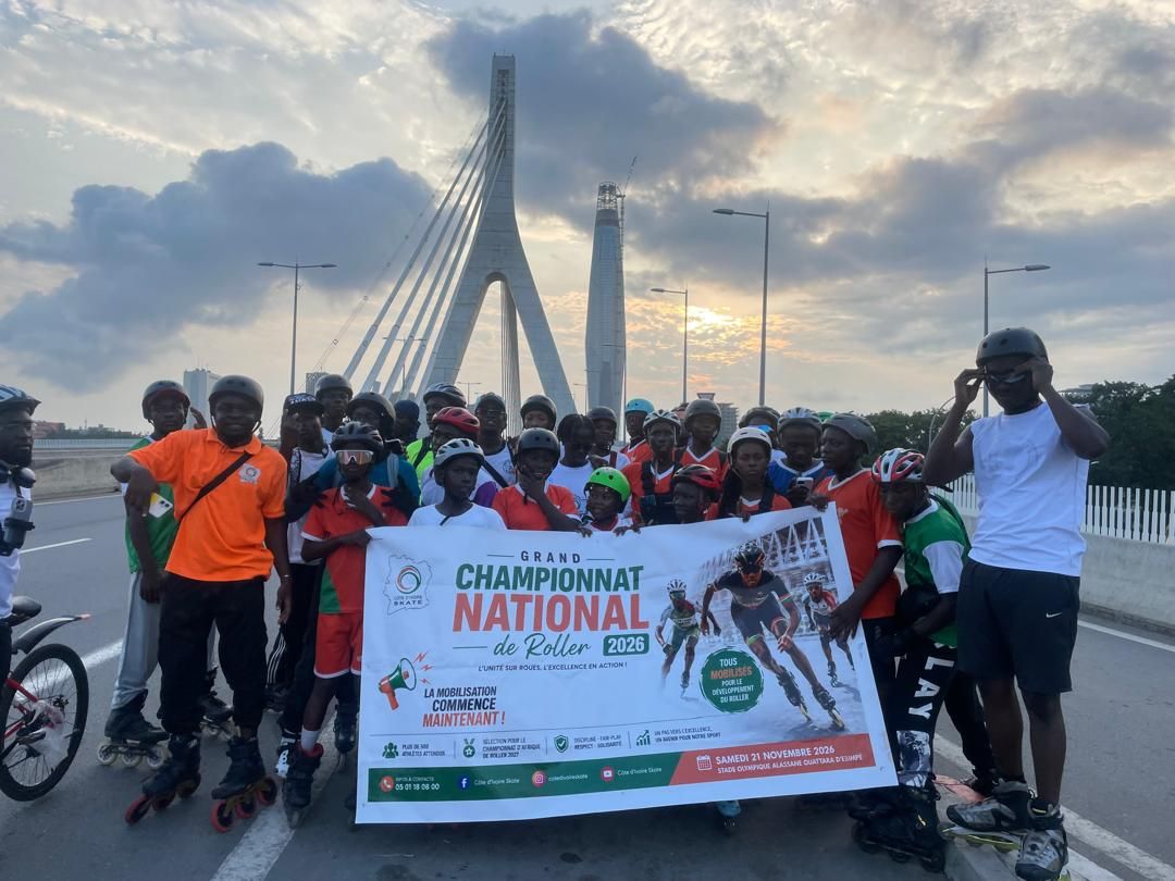 Les patineurs réunis derrière la banderole du Championnat national de roller, sur un pont à Abidjan