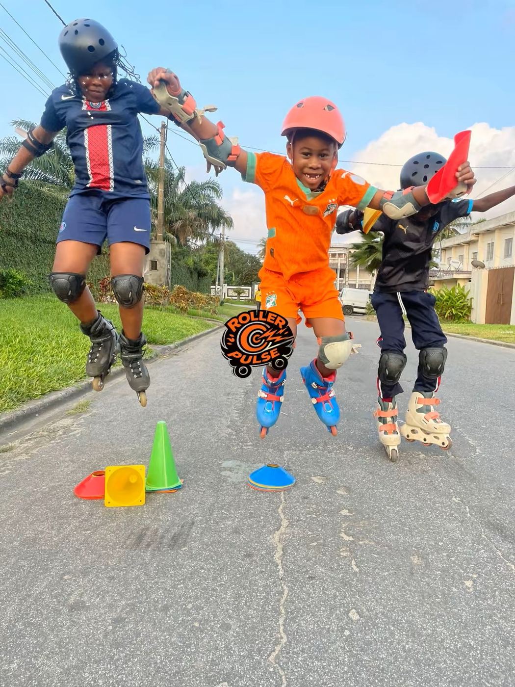 Enfants en roller qui sautent au-dessus des plots