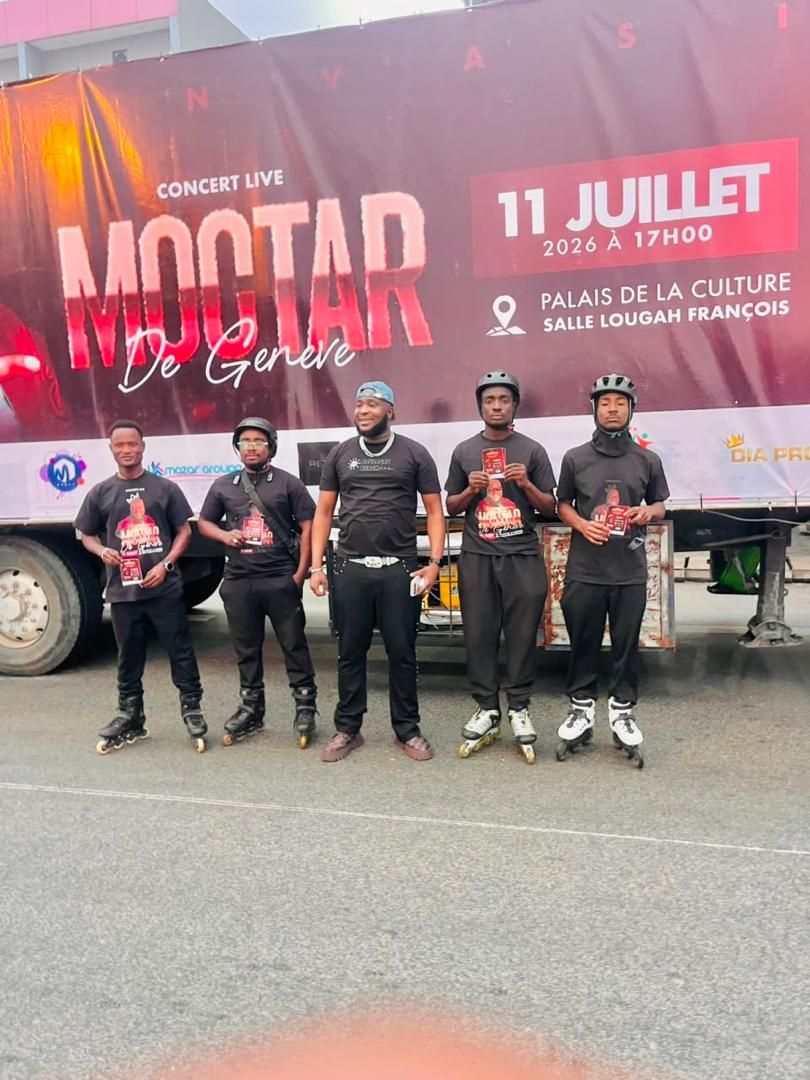 L'équipe de patineurs devant le camion publicitaire d'un concert au Palais de la Culture