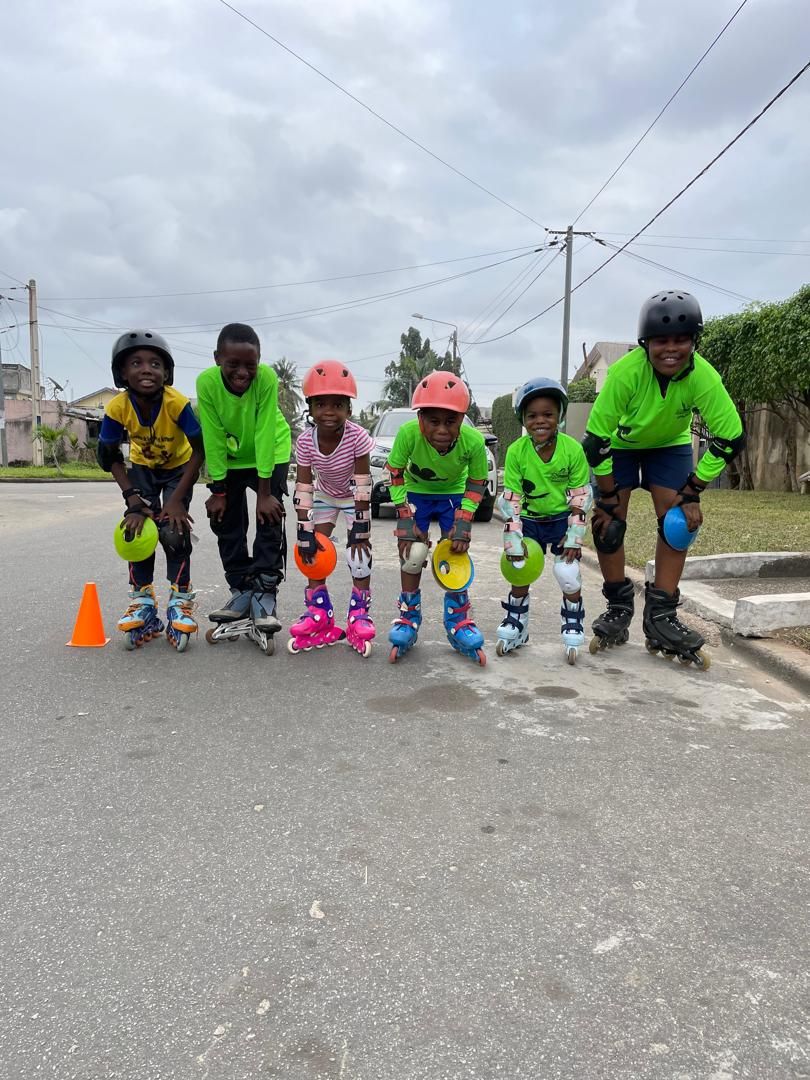 Des enfants en roller alignés derrière les plots, prêts pour l'exercice